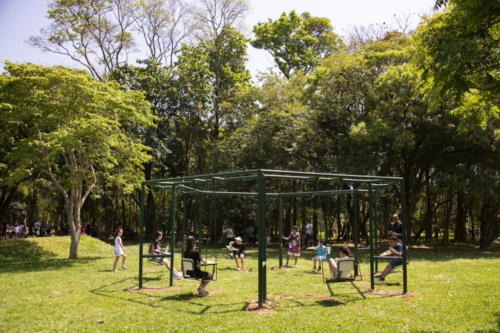 Taquaral recebe obra de arte em forma de balanços feitos de carteiras escolares para o público visitar e brincar gratuitamente