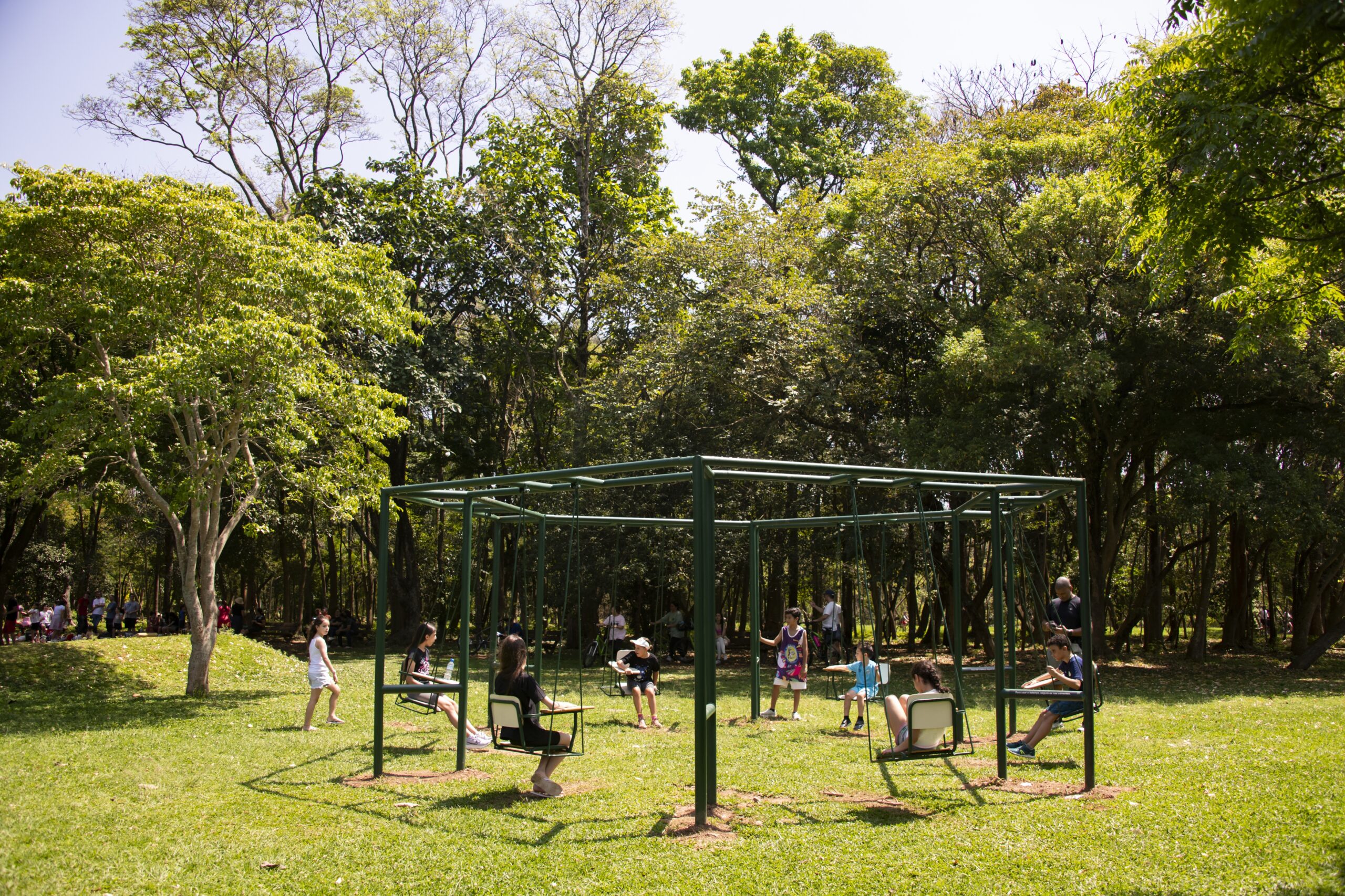 Taquaral recebe obra de arte em forma de balanços feitos de carteiras escolares para o público visitar e brincar gratuitamente