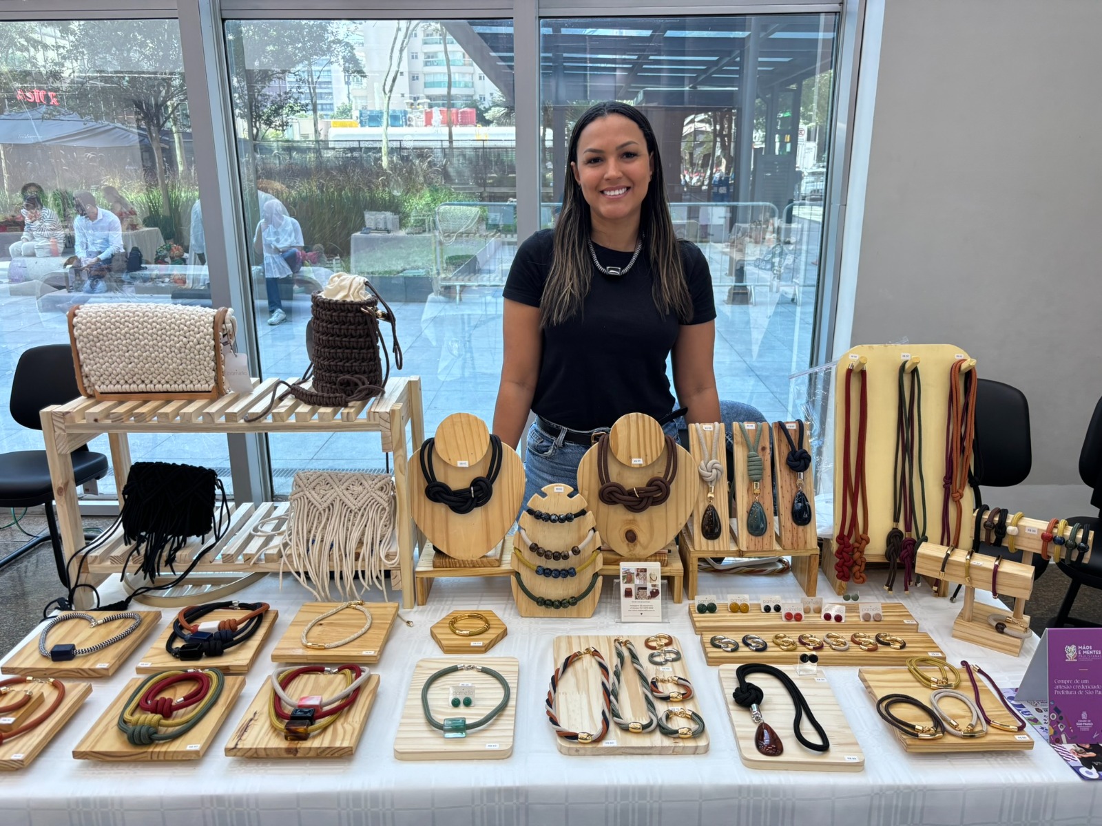 Feira de artesanato do Mãos e Mentes Paulistanas em parceria com a Prefeitura de São Paulo acontece no Shopping West Plaza
